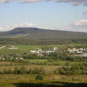 Village de Ham-Nord et montagnes