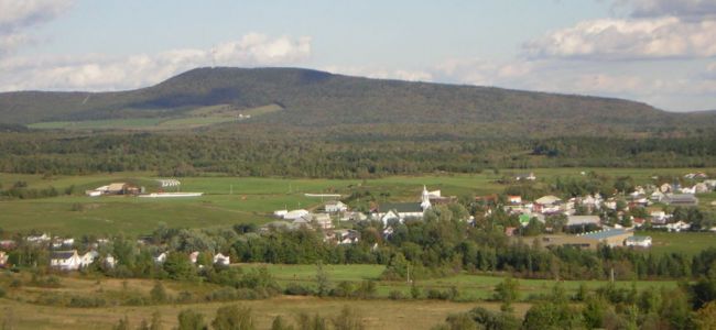 Village de Ham-Nord et montagnes