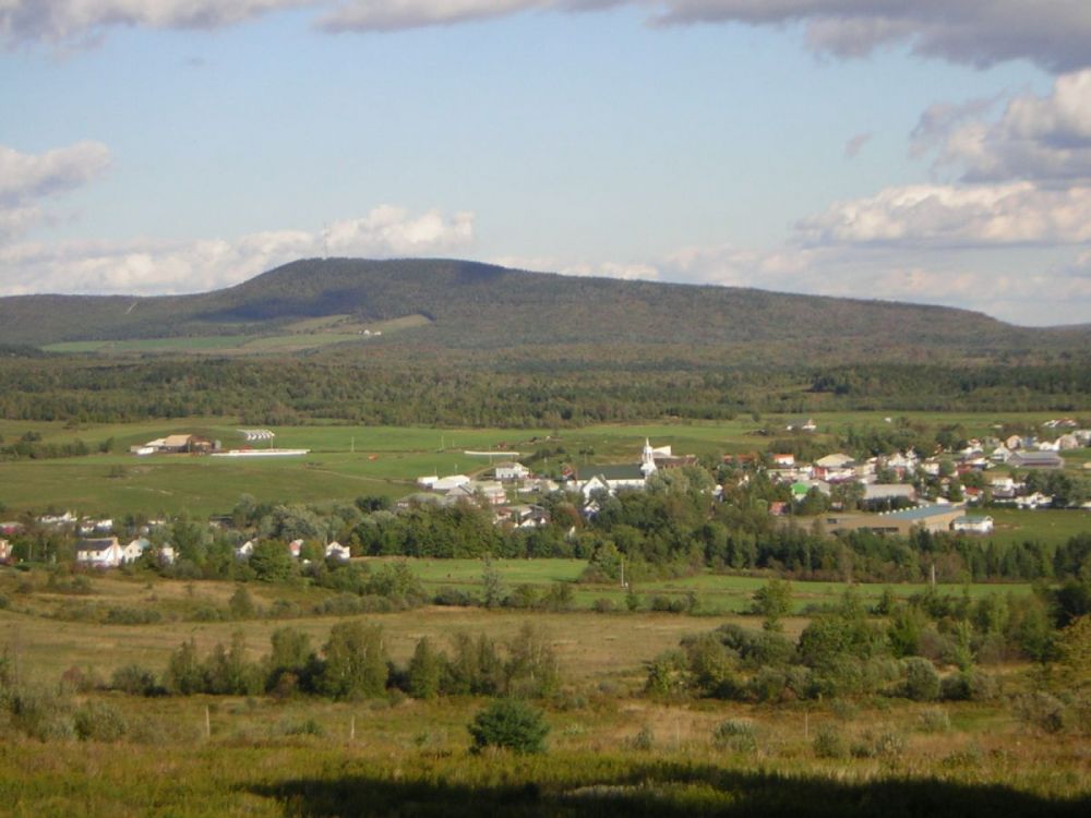 Village de Ham-Nord et montagnes